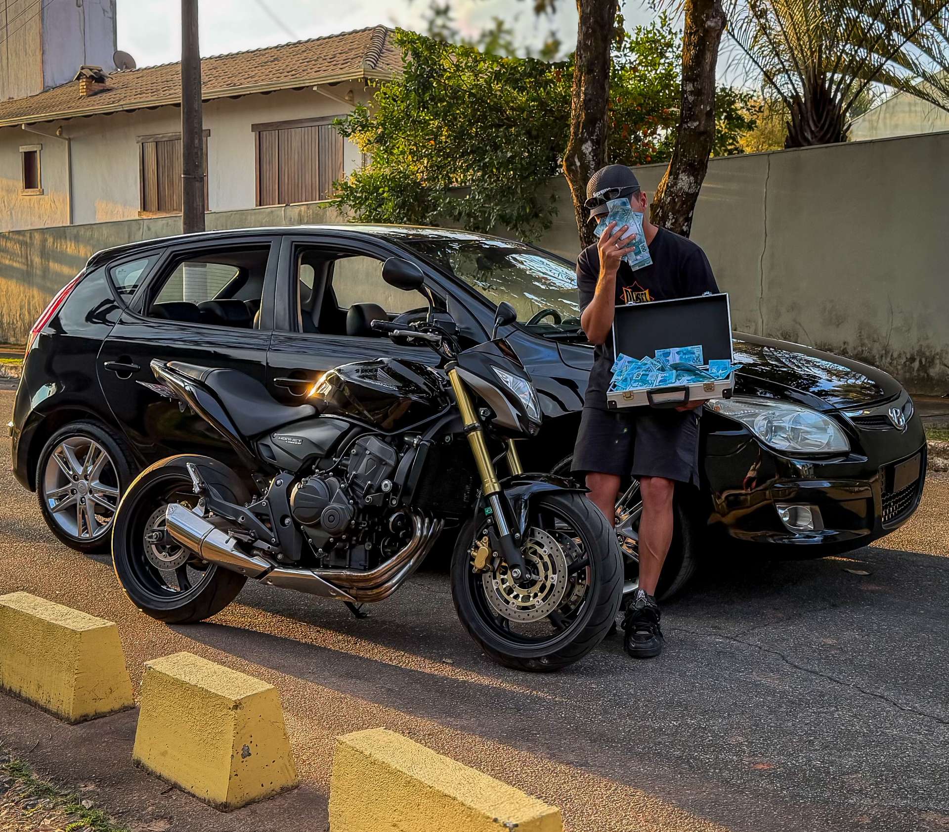 1x HYUNDAI I30 2.0  + 1x HONDA CB 600F HORNET  + R$10.000,00